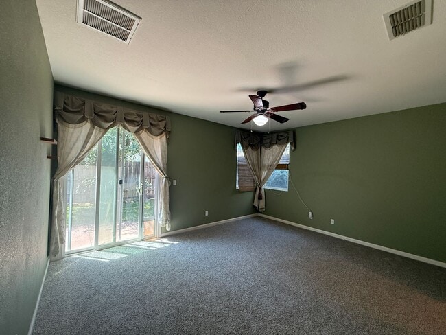 Building Photo - Single-story 3 bedroom, 2 bathroom, plus o...