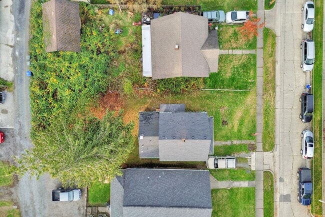 Building Photo - $1,000 Grocery Store Gift Card! 4 Bedroom, 1 bathroom Home in the York neighborhood for Rent!