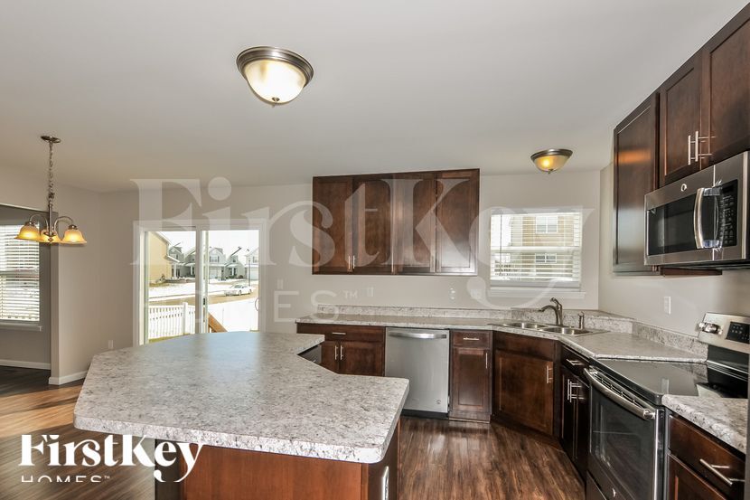 Building Photo - 120 Champions Ln