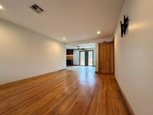 Building Photo - 2833 Kent Dr