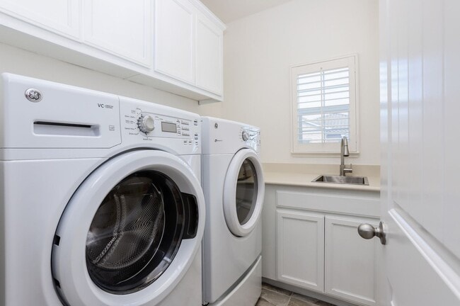 Building Photo - 4 Bed / 3 Bath San Bruno home in highly de...