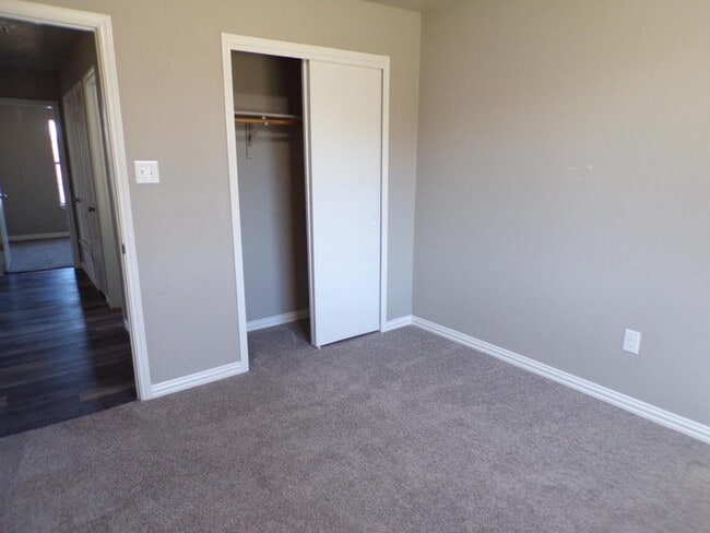 Building Photo - 5006 Parkwood Dr