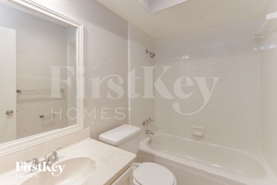 Building Photo - 7818 Bordeaux Ln