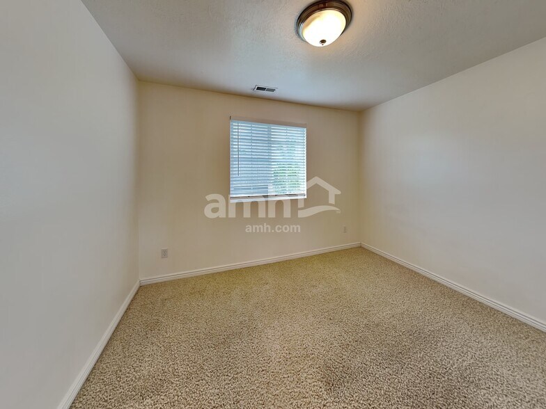 Building Photo - 10766 N Cypress