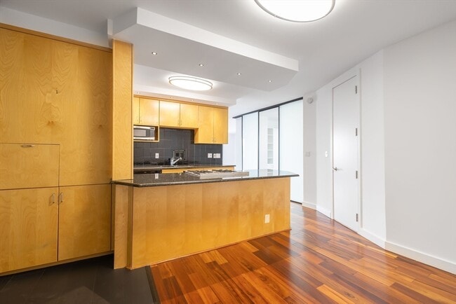 Building Photo - 65 E India Row