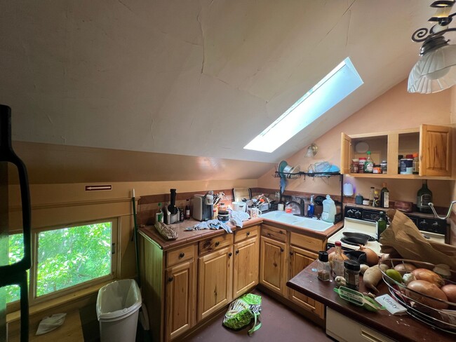Building Photo - Studio apartment near WWU!