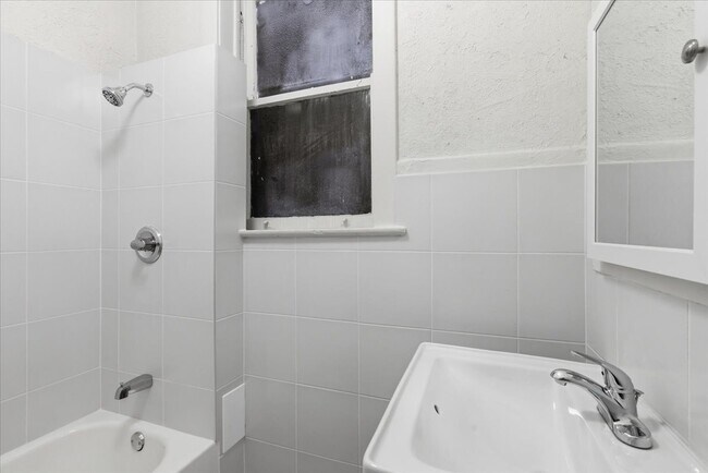 Building Photo - 2839 N Clark St