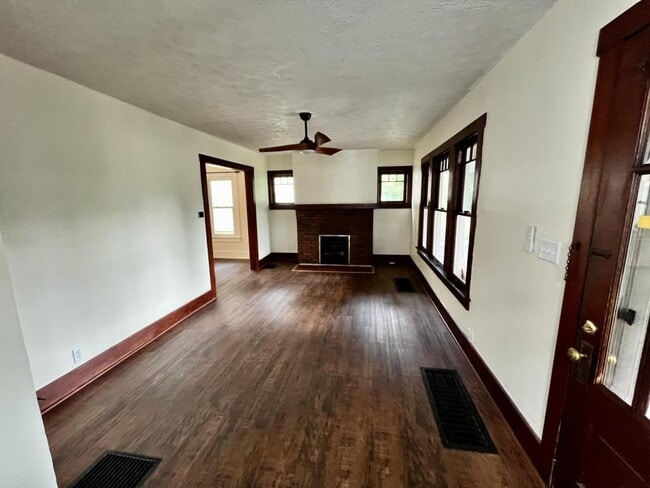 Building Photo - 604 N Park St