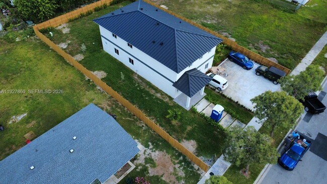 Building Photo - 722 NW 6th Ct