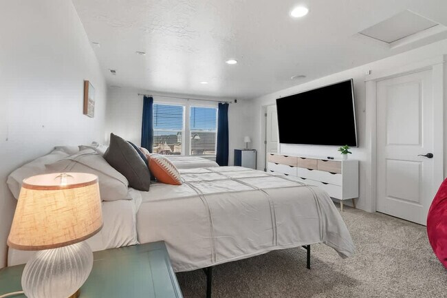 Building Photo - 304 Cliff Swallow Ave