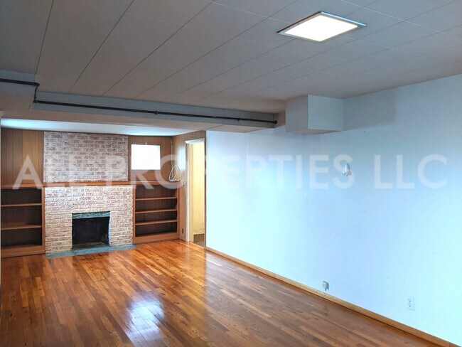 Building Photo - 557 S Race St