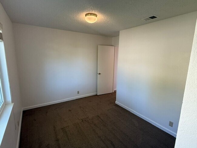 Building Photo - 512 Toyon Pl
