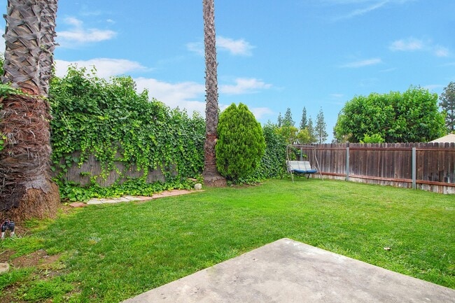 Building Photo - Los Timbres Street Duplex