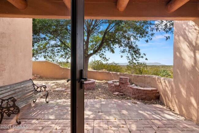 Building Photo - Amazing views, seated on 5 acres