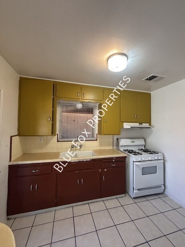Building Photo - 949 N Montezuma Ave