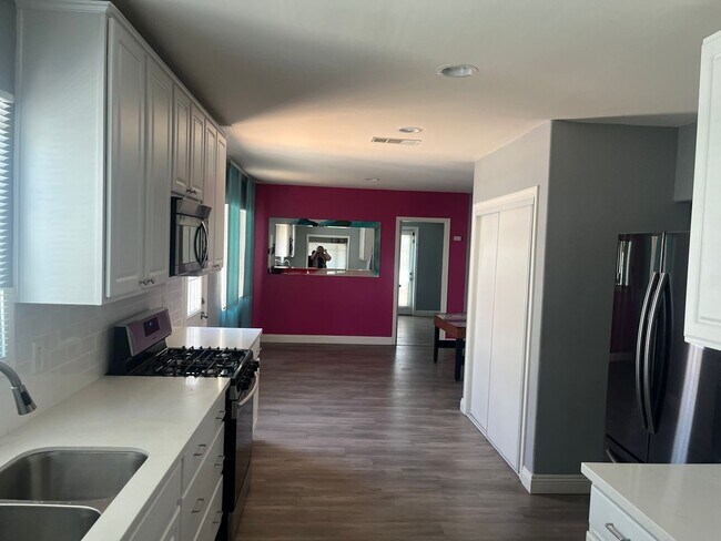 Building Photo - POOL HOME 3 BEDROOMS 3 BATHS