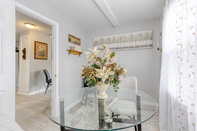 Building Photo - Beautifully Remodeled 3BR Duplex Near Parks, Schools & New Rec Center — Utilities Included. Secti...