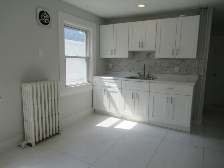Building Photo - 81 Jetland St