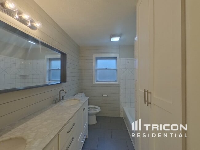 Building Photo - 506 Canyon Ridge Dr