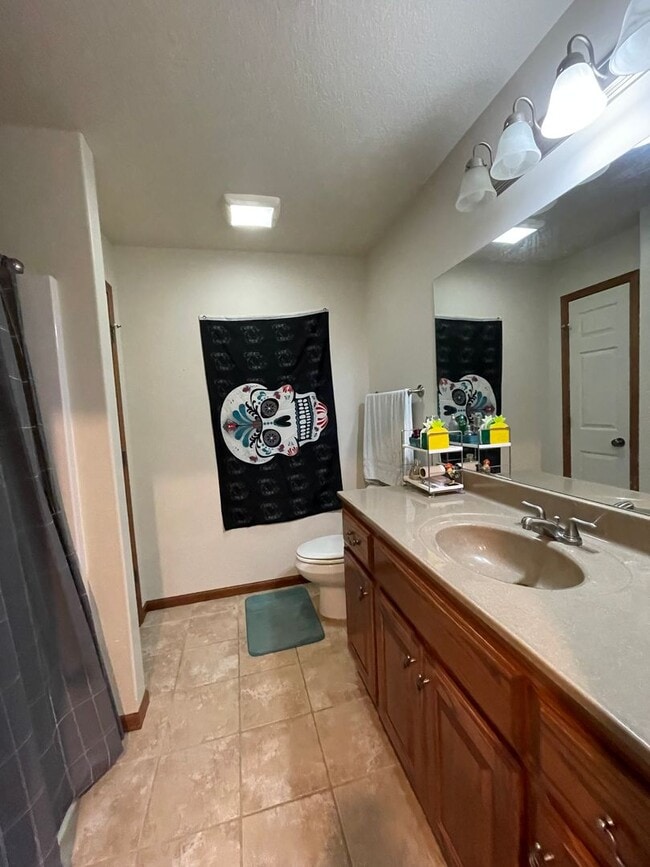 Building Photo - 825 Locharno Dr