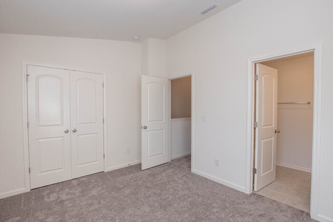 Building Photo - Two bedroom 2 1/2 bath townhome in great l...