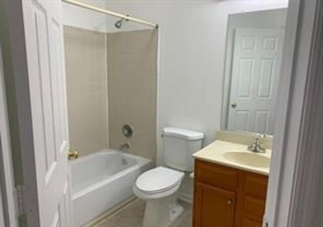 Building Photo - Very well maintained 3 bedroom 2 full 2 ha...