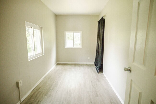 Building Photo - Very nice three bedroom 2 bathroom house available for rent!