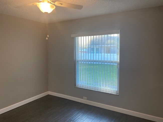 Building Photo - 2 Bedroom/2 Bathroom Recently Remodel!