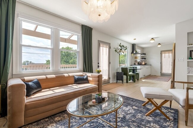 Building Photo - 3804 Lookout Dr