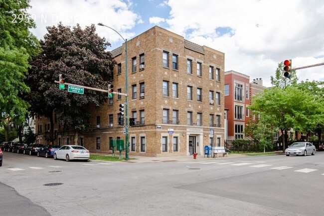 Building Photo - Cozy Studio in Lincoln Park!  Gas and Heat...