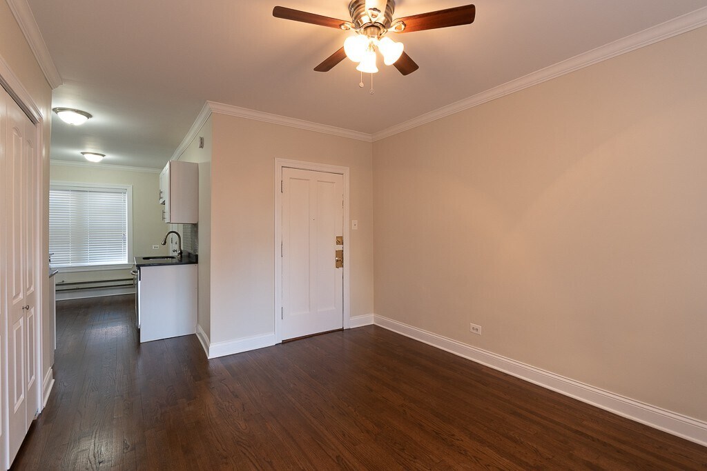 Building Photo - 3826 N Greenview Ave