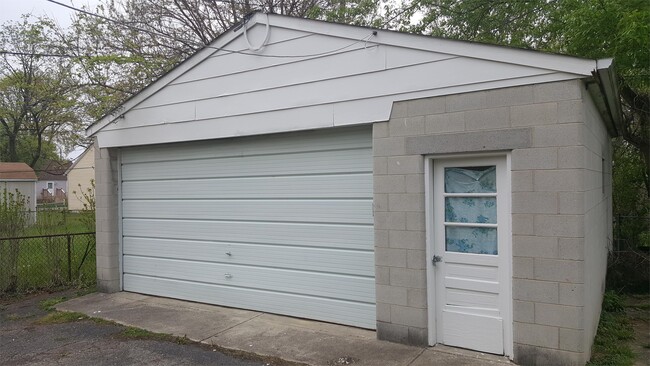 Building Photo - 1052 Duxberry Ave