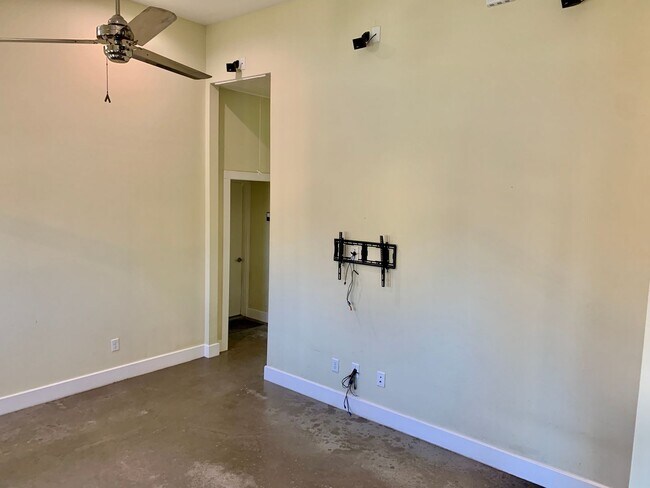 Building Photo - Modern 3 bedroom home in East Austin