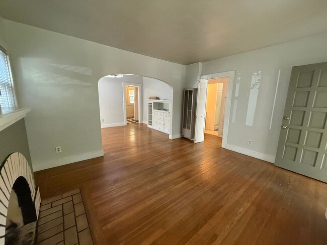 Building Photo - Cozy 2 bed 1 bath available now!