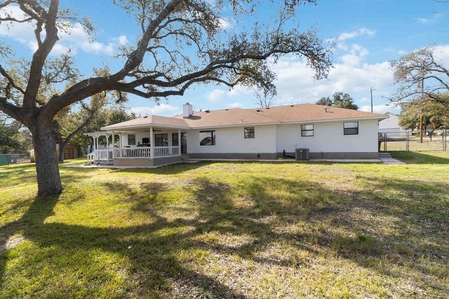 Building Photo - 107 Oak Crest