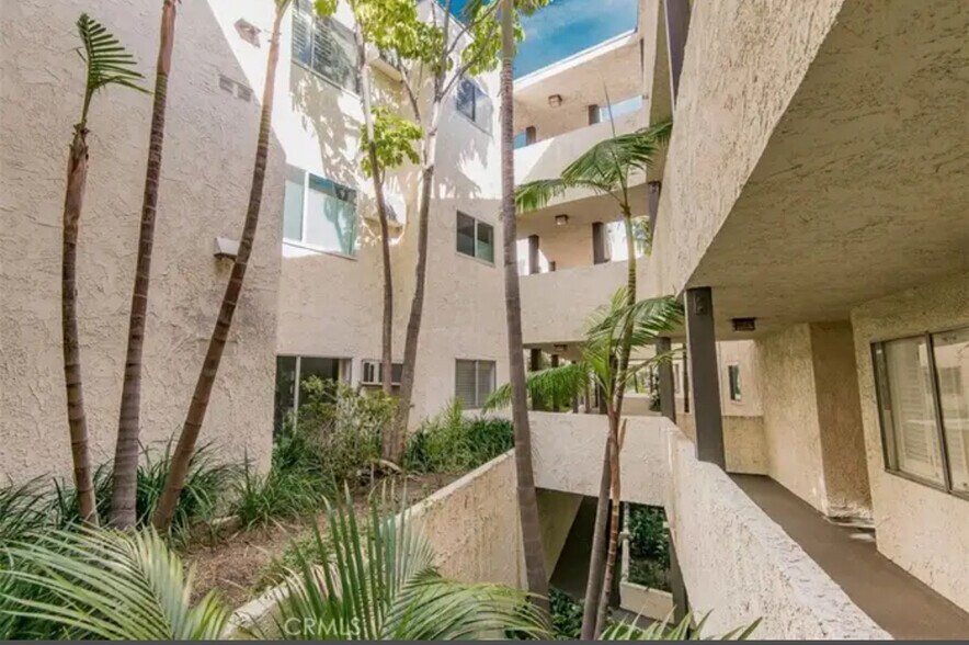 Building Photo - 8400 De Longpre Ave