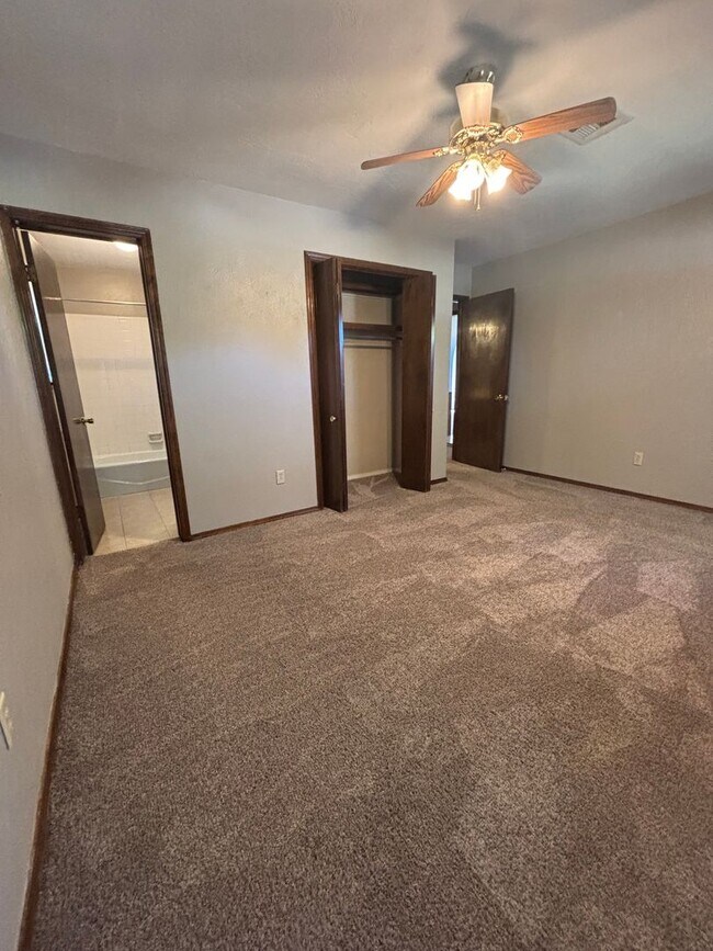Building Photo - Spacious 3 bedroom, 2 bathroom home availa...
