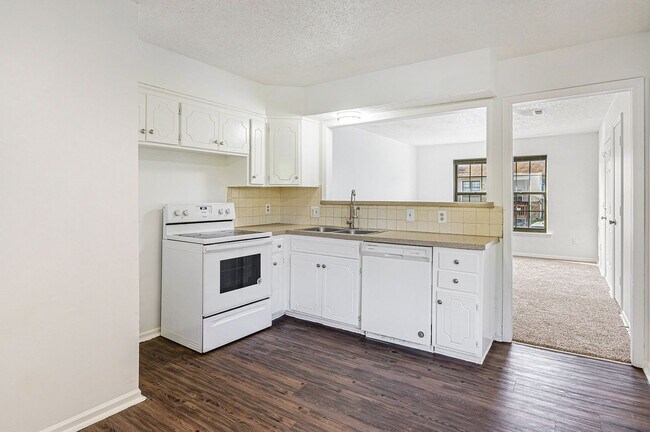 Building Photo - Charming 2BR/1BA Home - Look & Lease Special — Take ?500 off your first month’s rent!