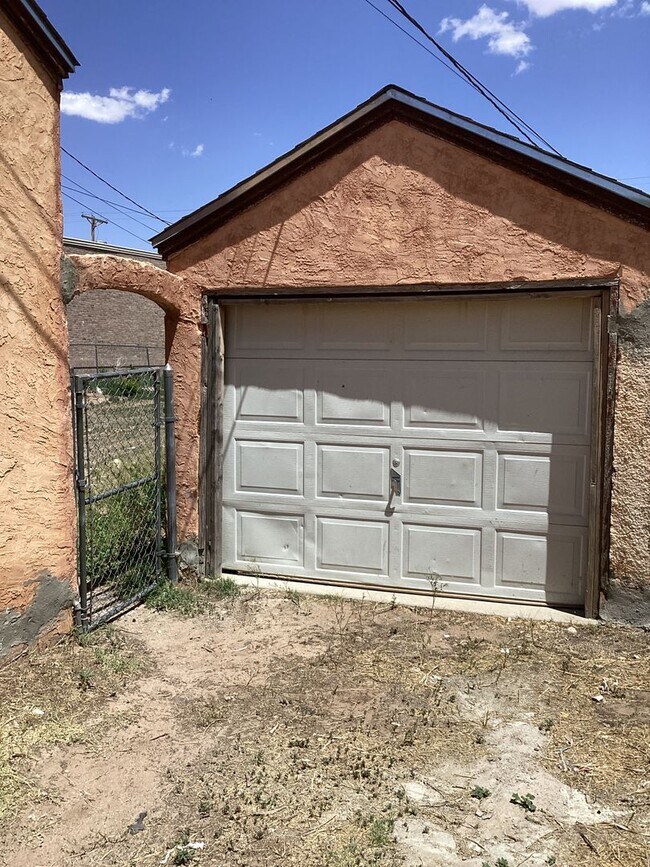 Building Photo - Newly Renovated 3 Bed Home! Located in Portales !
