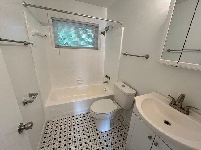 Building Photo - Adorable 2 Bed 1 Bath Available NOW!