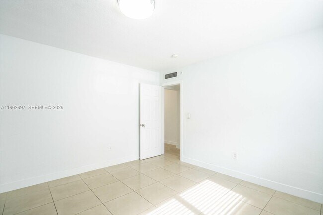 Building Photo - 1940 Biarritz Dr