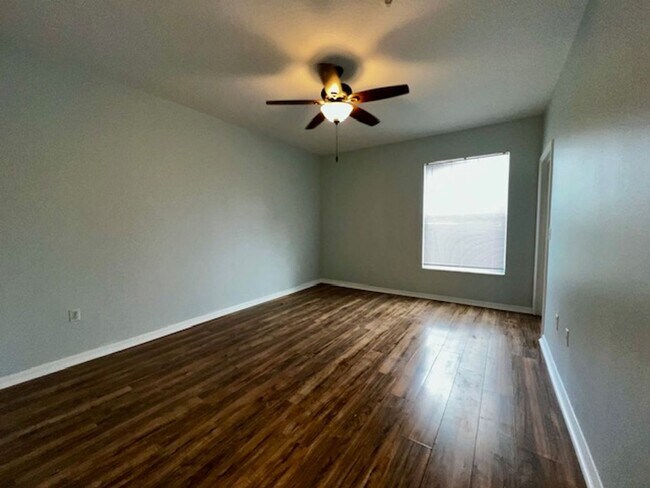 Building Photo - MOVE IN NOW! 2x2 WITH FRESH INTERIOR PAINT & LAMINATE WOOD FLOORING! PRIVATE BALCONY!!!