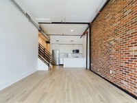 Building Photo - Amazing 2 bedroom/2 bathroom with large ro...