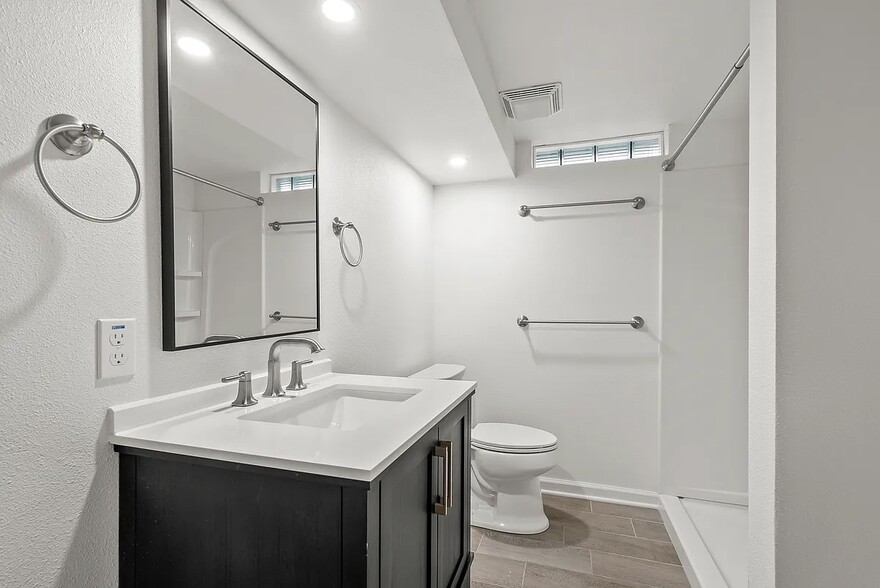 Building Photo - 8009 University Ave