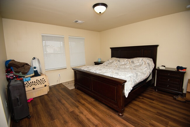 Building Photo - 912 S Linford Dr