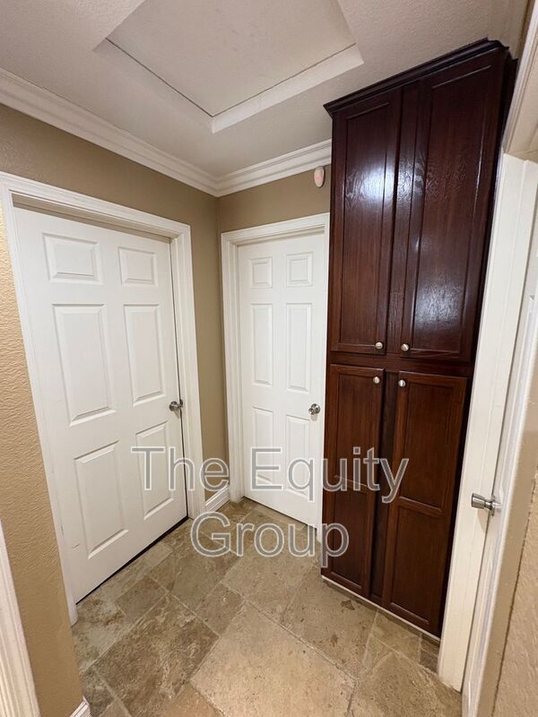 Building Photo - 744 W Buena Vista Ave