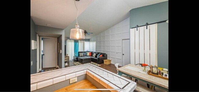 Building Photo - 2035 S Elm St