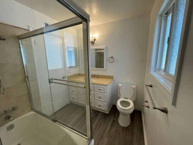 Building Photo - Single Level 4 Bedroom 2 Bath Home in Seal...