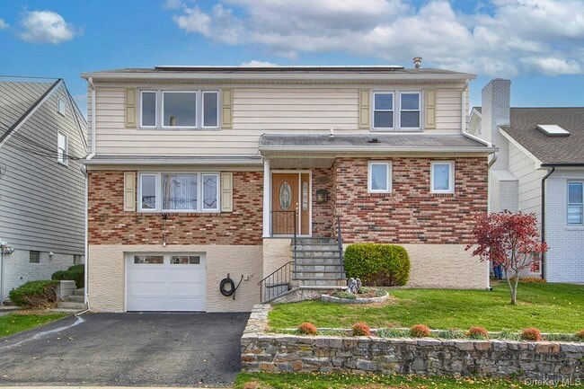 Primary Photo - 222 Gainsborg Ave E