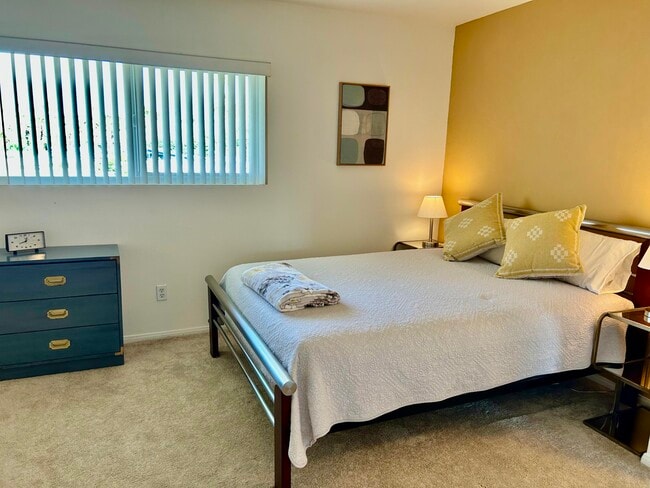 Building Photo - 1900 S Palm Canyon Dr